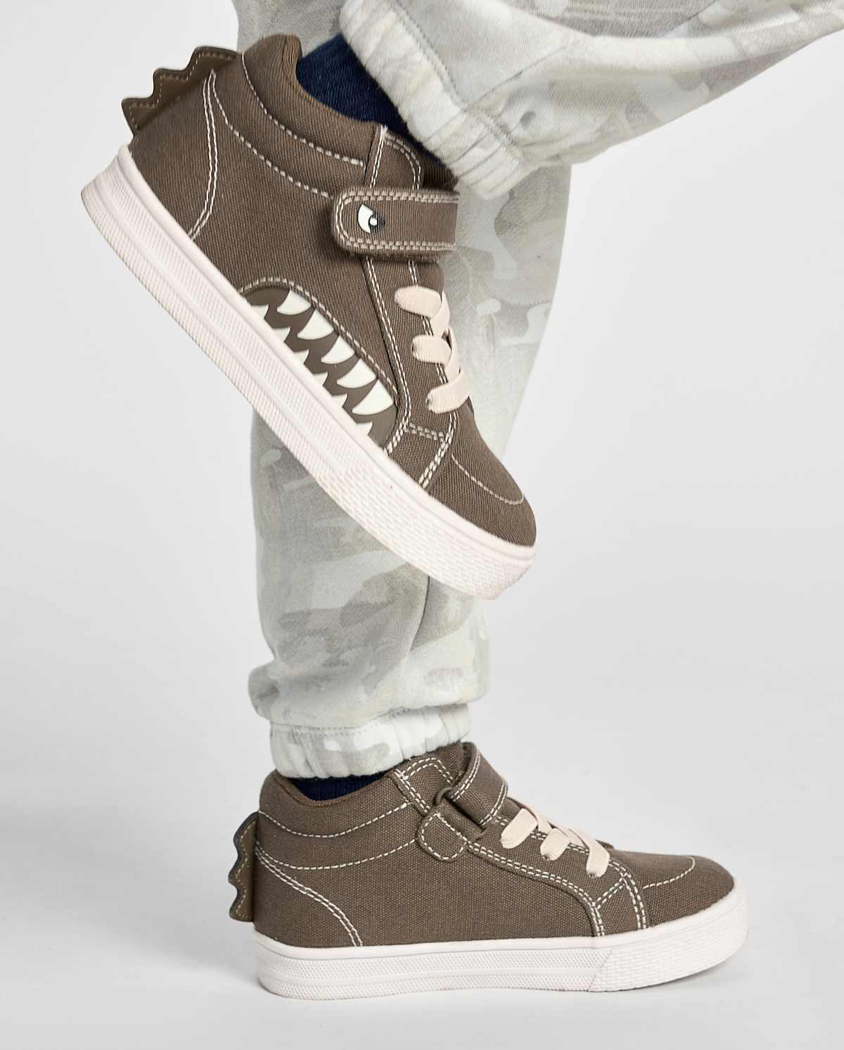 Кроссовки The Children's Place Dino Mid Top Sneakers для мальчиков-малышей, цвет: Зелёный — фото 1