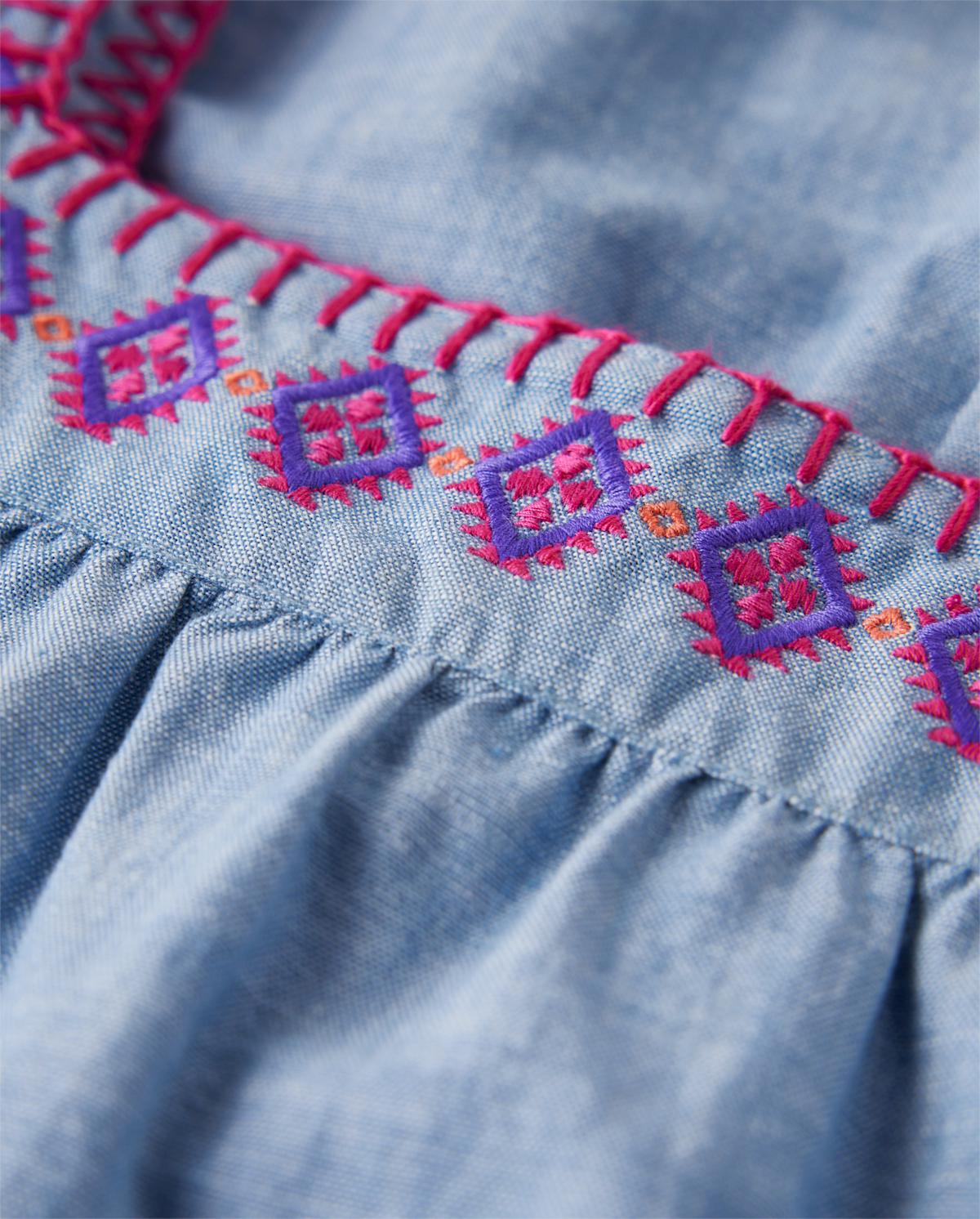 Детские комбинезоны Gymboree Girls Embroidered Shapes Chambray Romper - Island Spice