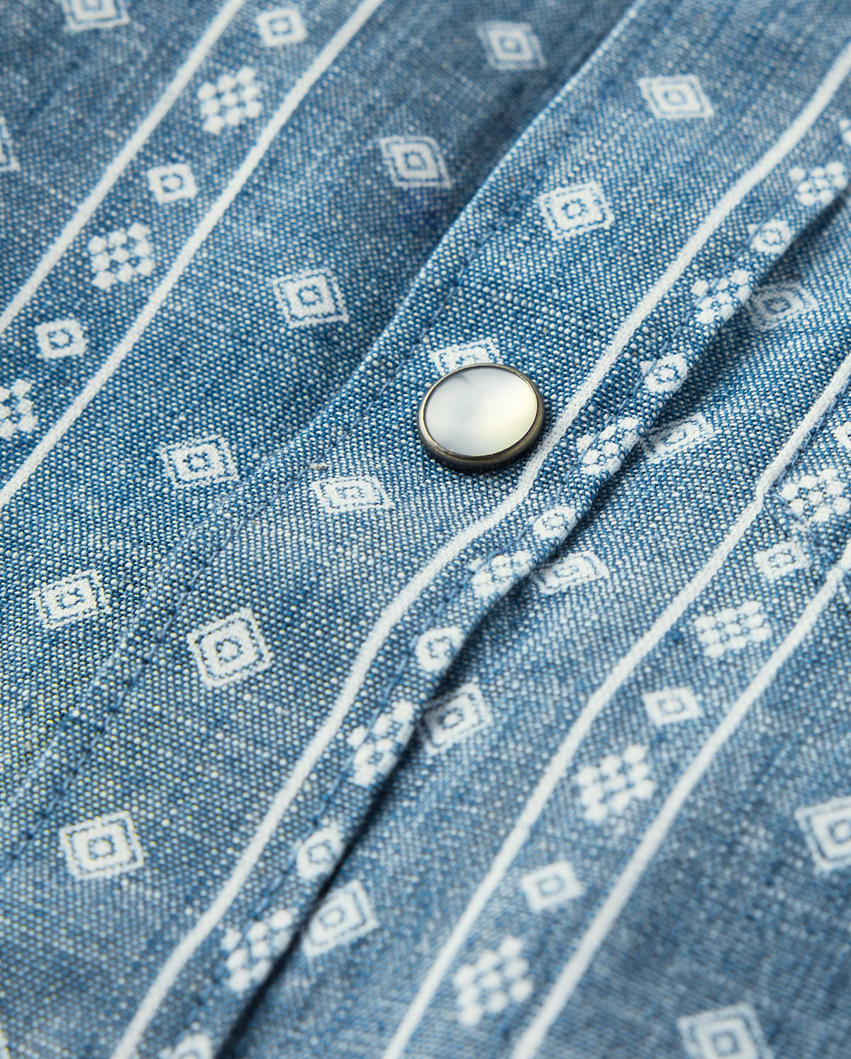 Детские рубашки Gymboree Boys Chambray Button Up Shirt - Prairie Fields — фото 2
