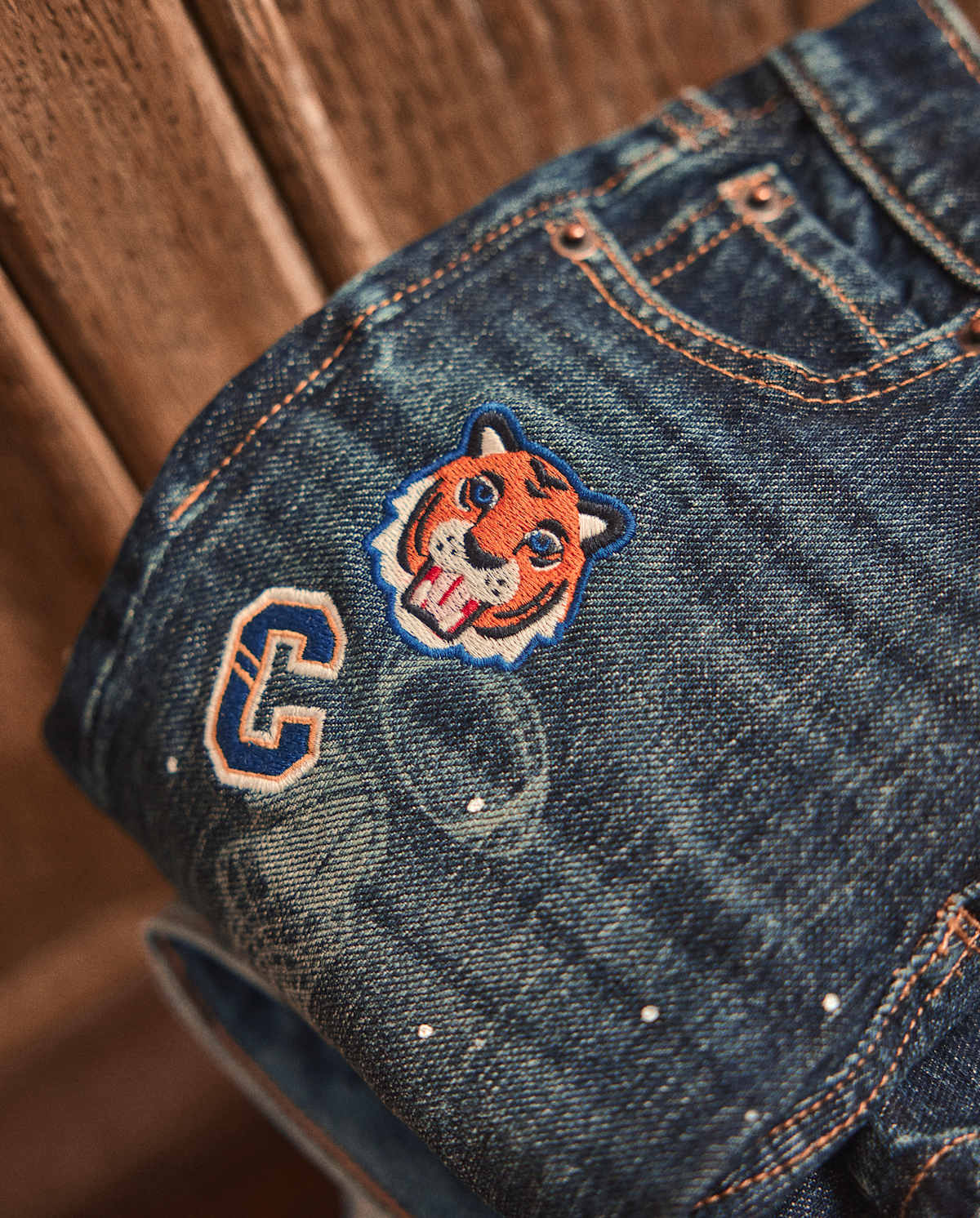 Детские джинсы Gymboree Kids Embroidered Varsity Relaxed Jeans - Campus Cuties — фото 2