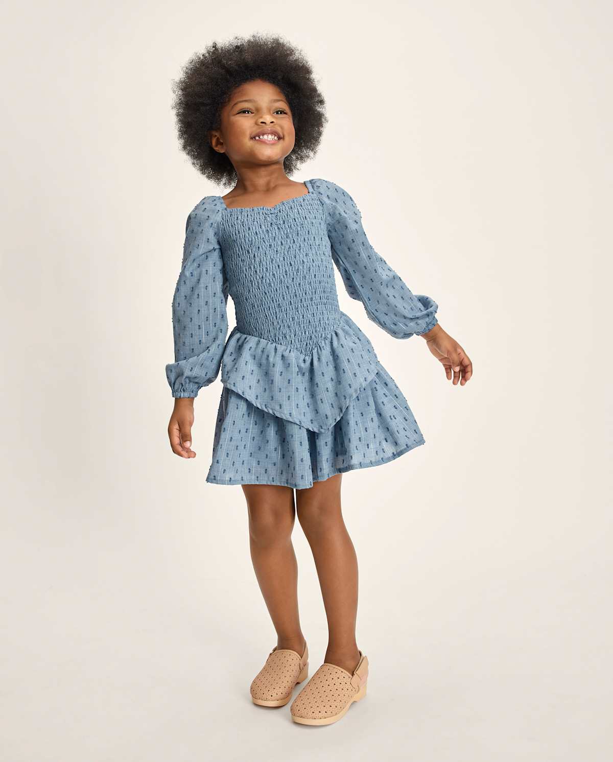 Детские платья Gymboree Girls Smocked Clip Dot V-Waist Dress - Driftwood Bay — фото 4
