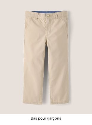 Short chino beige à ceinture bleu marine, présenté sur fond uni.