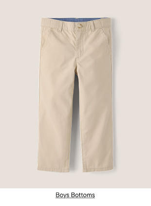Pantalones cortos chinos de color beige con cinturilla azul marino, mostrados sobre un fondo liso.