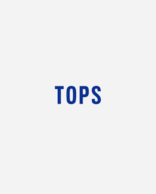 La imagen muestra la palabra "TOPS" en texto azul en negrita sobre un fondo blanco.