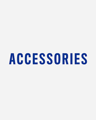 La imagen muestra la palabra "ACCESORIOS" en texto azul marino en negrita sobre un fondo blanco liso.