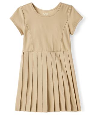 Un vestido plisado de color beige con mangas cortas es el foco de la imagen, sobre un fondo blanco liso.