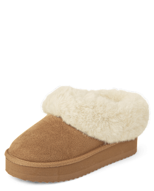 Zapatillas deportivas y ropa casual