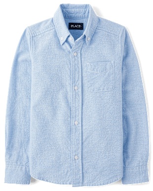 Una camisa azul claro con botones y un bolsillo en el frente es el foco principal de la imagen, sobre un fondo liso.