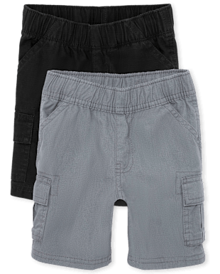 Se muestran dos pares de pantalones cortos cargo, uno negro y otro gris, sobre un fondo blanco liso.