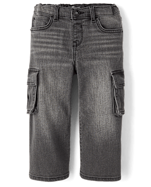 Un par de pantalones cortos cargo de mezclilla gris con múltiples bolsillos, sobre un fondo blanco liso.