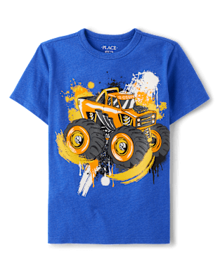 Una camiseta azul vibrante con un gráfico grande y colorido que representa un camión monstruo sobre un fondo de pintura salpicada.