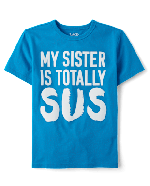 La imagen muestra una camiseta azul brillante con el texto "MI HERMANA ES TOTALMENTE SOSPECHOSA" impreso en grandes letras blancas.