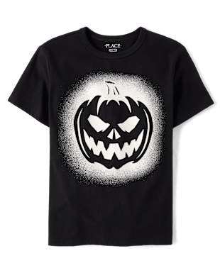 Una camiseta negra con un diseño de calabaza grande y estilizada en blanco sobre un fondo oscuro.