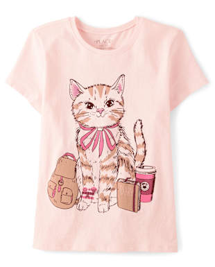 Un lindo gato ilustrado con una pajarita rosa está sentado junto a una mochila y una taza de café sobre un fondo rosa claro.
