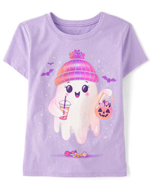 Un fantasma simpático y sonriente que viste un sombrero colorido y sostiene un balde de calabaza sobre un fondo morado con murciélagos y estrellas.