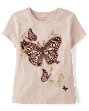 La camiseta presenta un diseño de mariposa grande y colorida con mariposas adicionales más pequeñas en el fondo, todo sobre un fondo rosa claro.