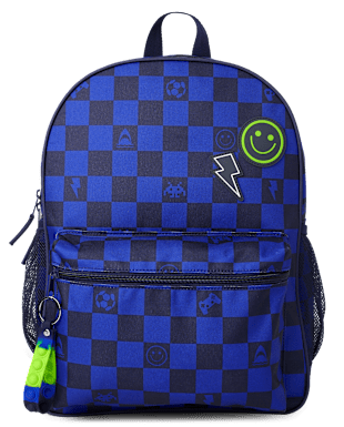 Una mochila a cuadros azules y negros con varios íconos y símbolos, incluido un rayo y una cara sonriente, se muestra sobre un fondo blanco.