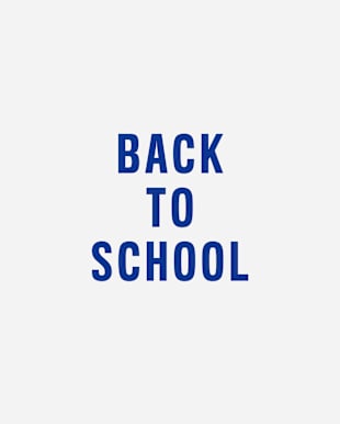 La imagen muestra el texto "REGRESO A LA ESCUELA" en letras azules en negrita sobre un fondo blanco liso.
