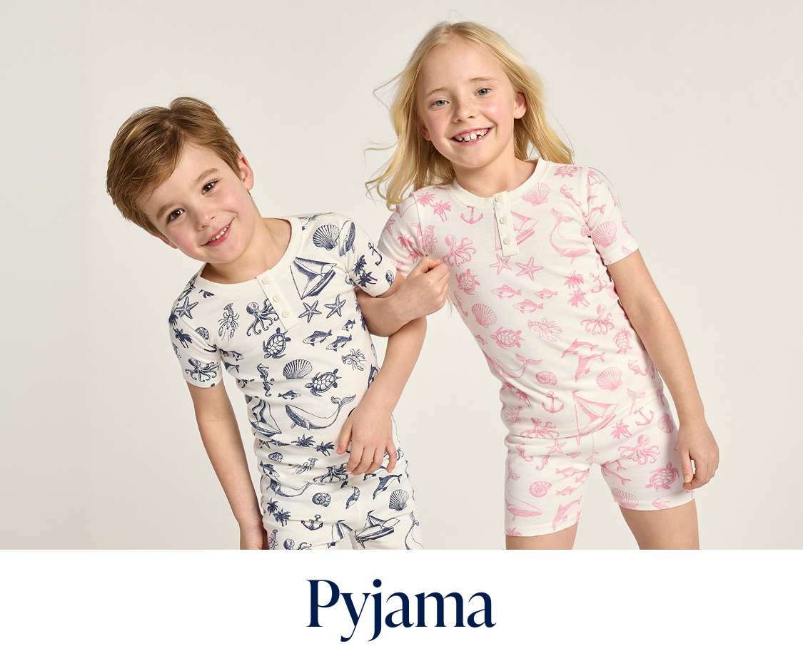 L'image présente une collection de pyjamas colorés et à motifs, dont un ensemble rose à motifs floraux, un ensemble couleur crème à imprimés animaliers et un ensemble bleu à pois, le tout sur un fond uni.