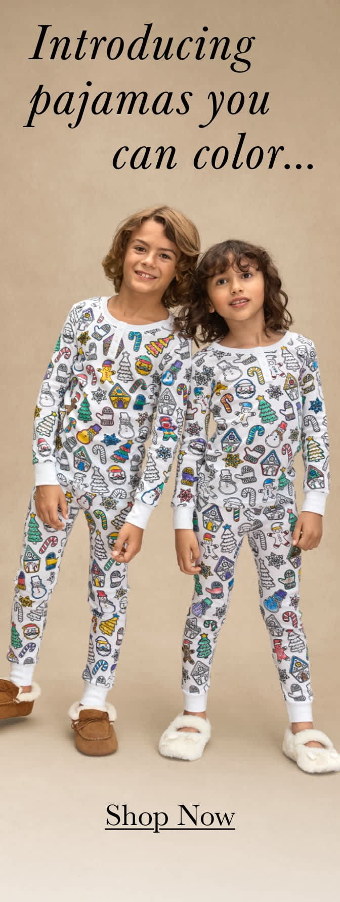 Deux jeunes filles portant des pyjamas assortis avec un motif coloré de diverses icônes et symboles se tiennent ensemble sur l'image.