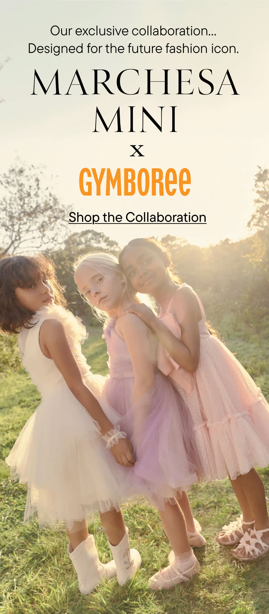 Dos jóvenes con vestidos rosas y zapatos a juego se encuentran juntas en una acogedora habitación con paneles de madera, rodeadas de muebles y decoración antiguos.