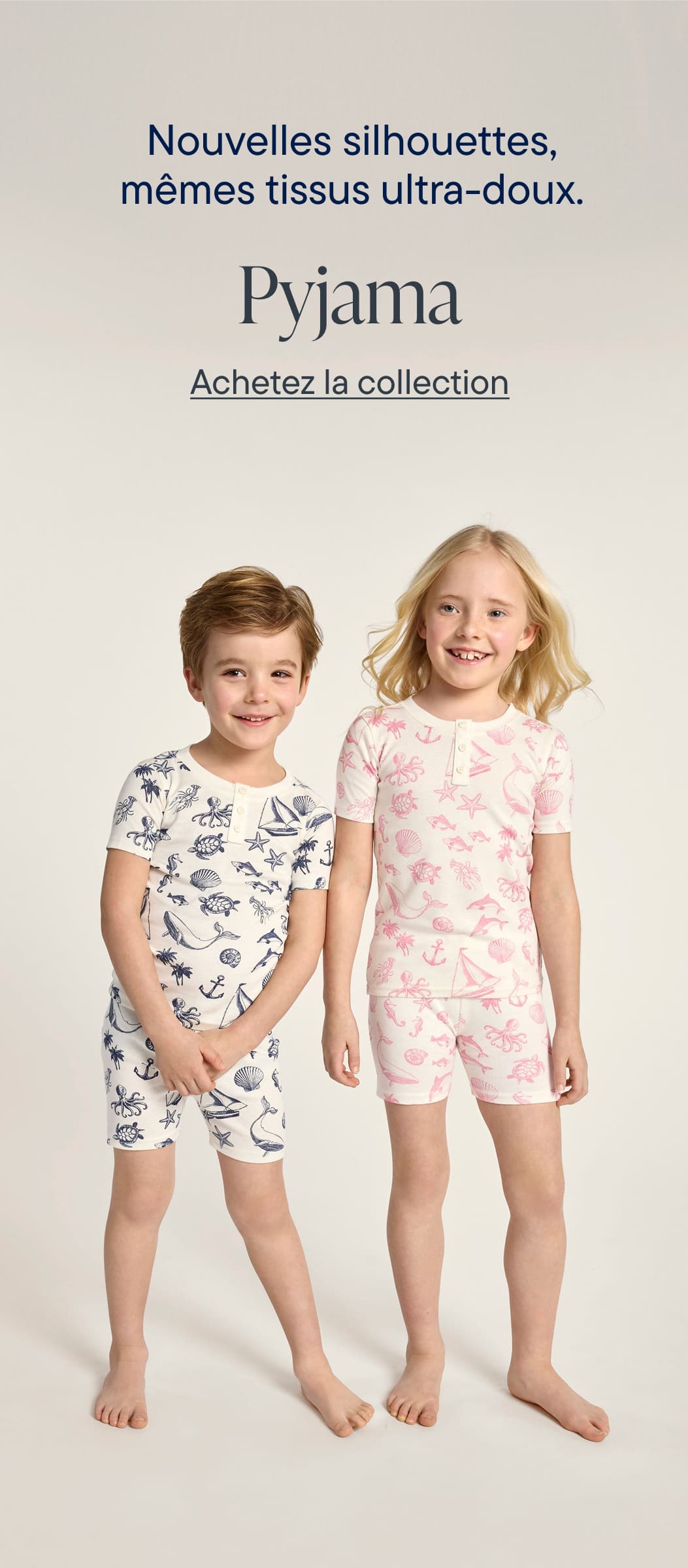 L'image représente deux jeunes enfants, un garçon et une fille, portant des pyjamas assortis à motifs différents. Le fond blanc uni met en valeur les motifs des pyjamas.
