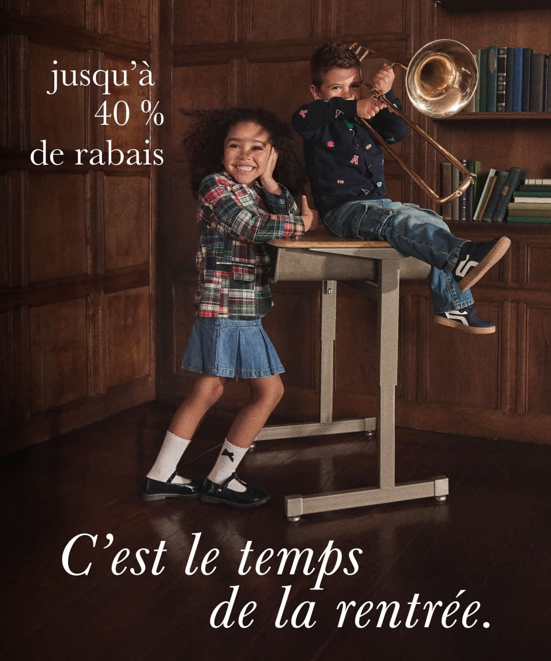 L'image représente une jeune fille debout sur un tabouret dans une pièce en bois rustique, avec un garçon assis à un bureau derrière elle. Le texte « La rentrée est arrivée » est affiché en évidence, accompagné d'une réduction de « XX % ».