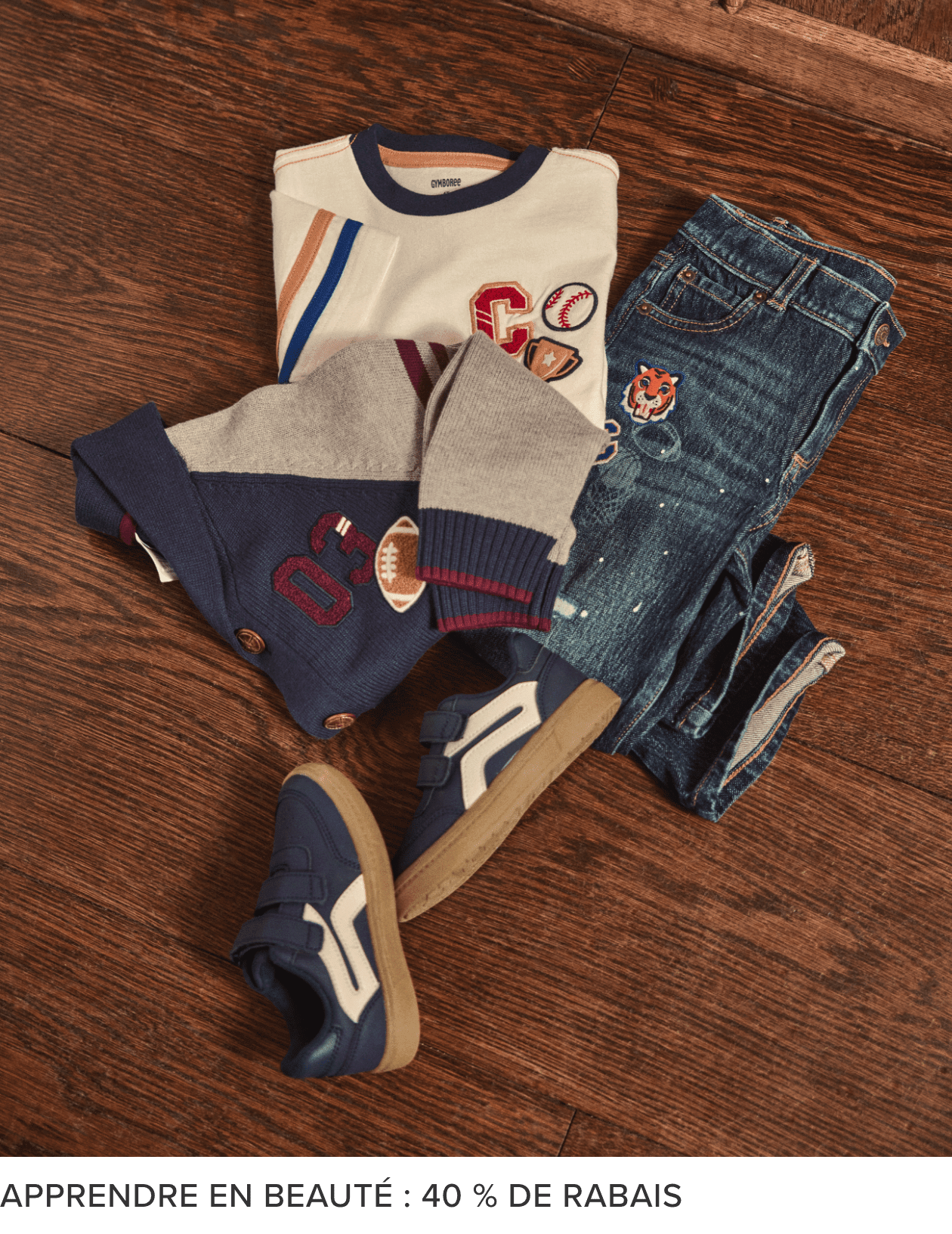 Une collection d'articles de vêtements décontractés, comprenant un pull, un t-shirt et un jean, disposés sur une surface en bois avec une superposition de texte « Campus Cuties 40% OFF ».