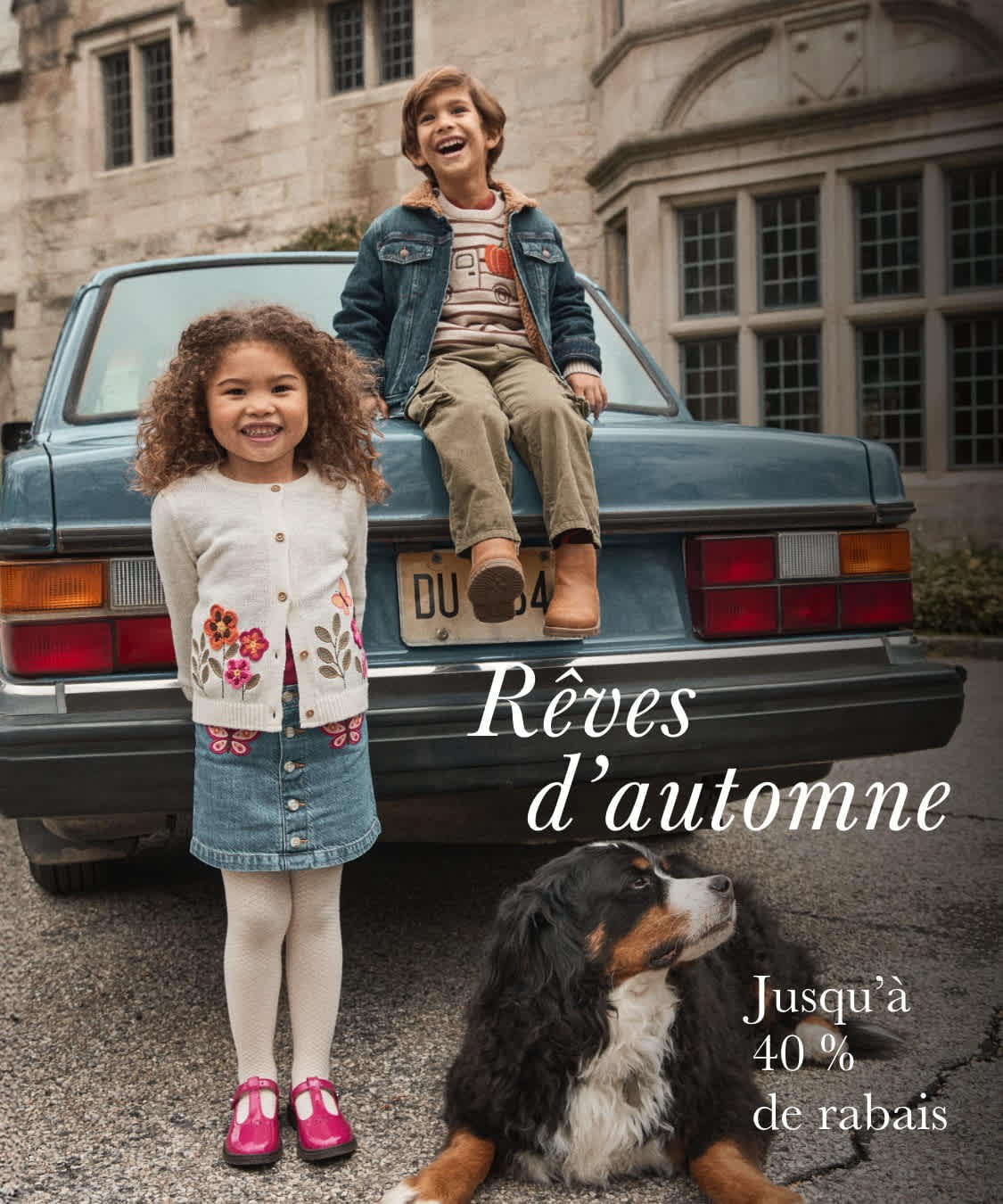 L'image présente une jeune femme debout devant une vieille camionnette bleue, avec un chien à ses côtés, dans un décor qui semble être un vieux bâtiment ou une structure en arrière-plan, transmettant une atmosphère rêveuse inspirée de l'automne.