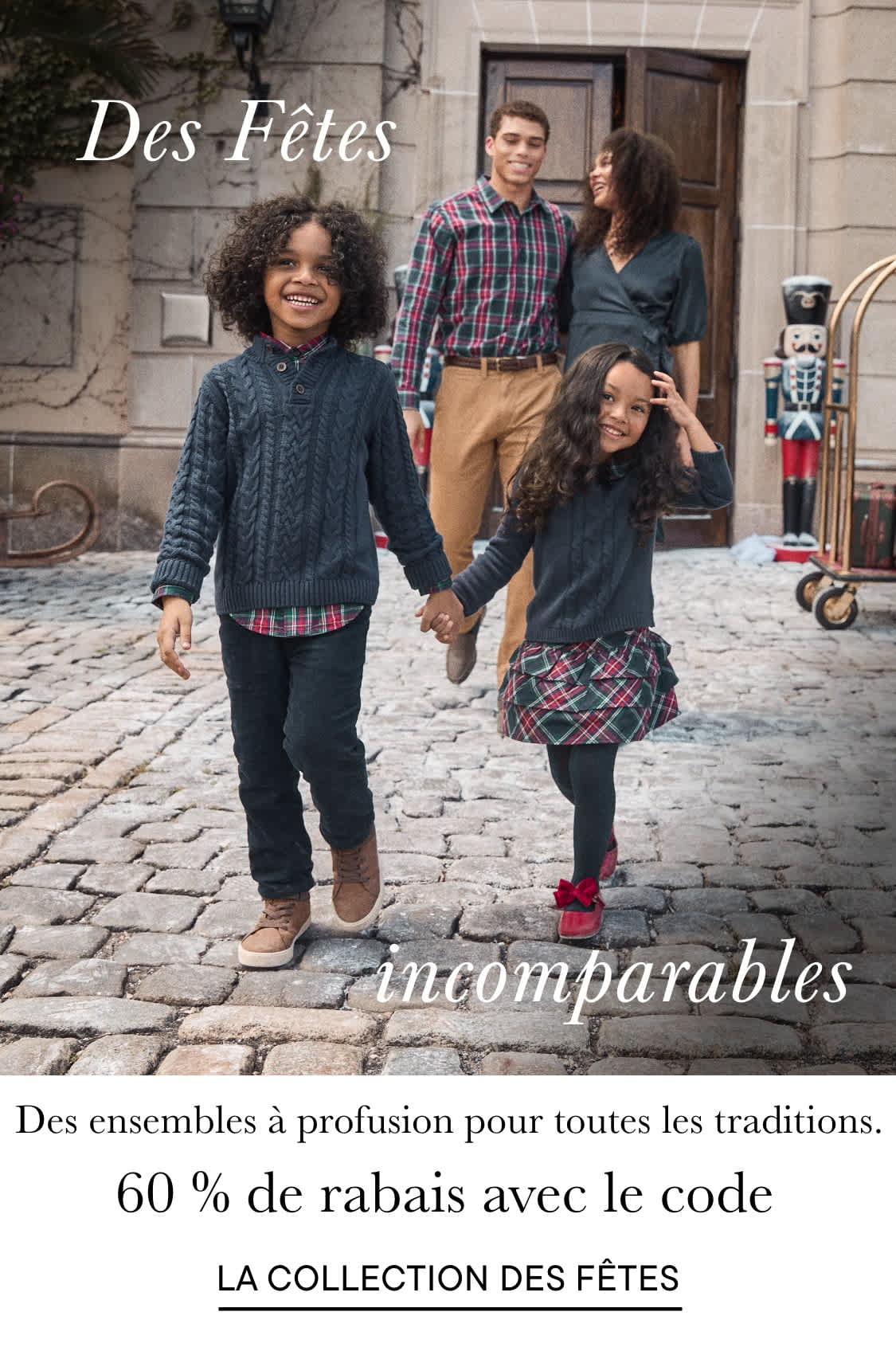 L'image représente un groupe de quatre jeunes gens, deux hommes et deux femmes, marchant ensemble dans une rue pavée bordée de bâtiments et entourée d'une végétation luxuriante.