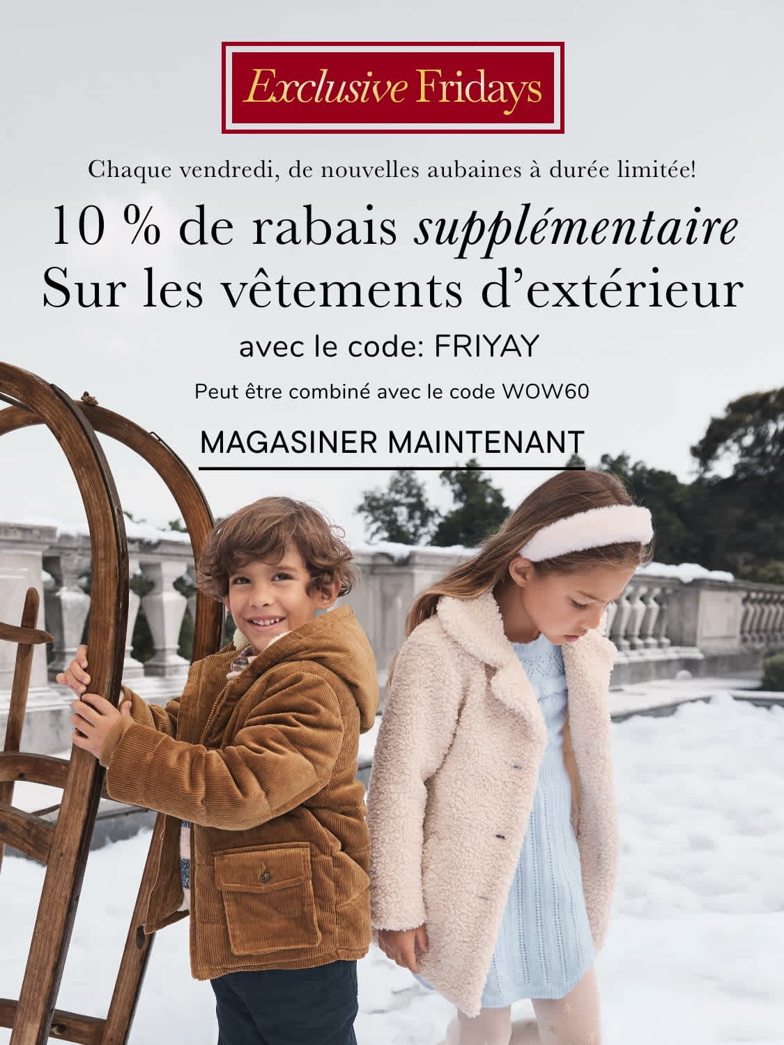 Deux jeunes femmes portant des manteaux chauds se tiennent devant une banderole publicitaire rouge offrant une réduction sur les vêtements d'extérieur.