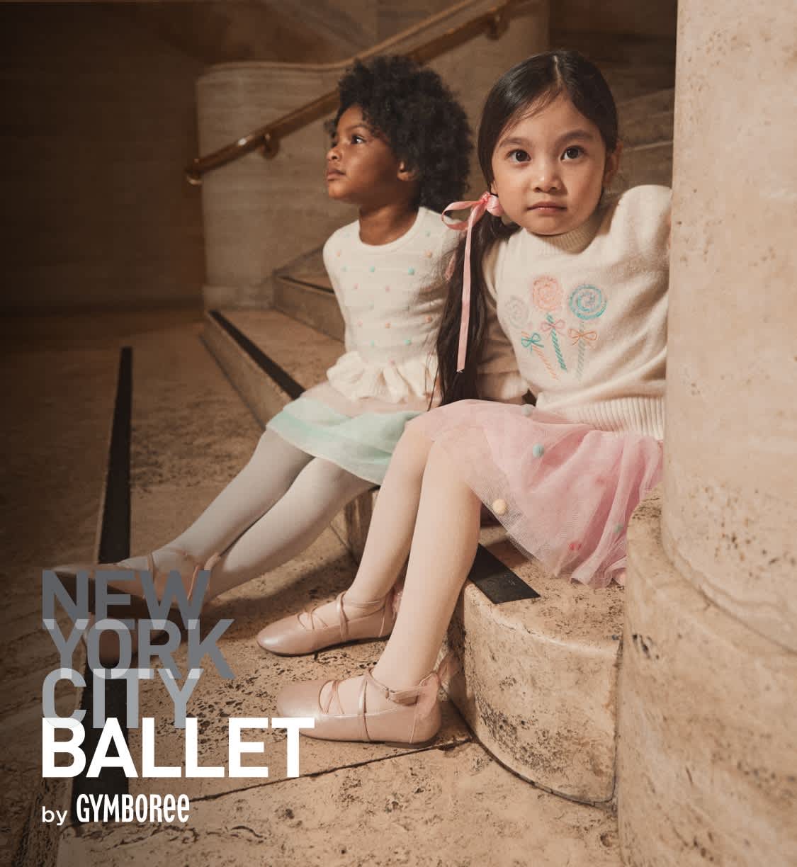 Deux jeunes filles, l'une aux cheveux noirs bouclés et l'autre aux cheveux noirs raides, sont assises sur un escalier en bois, vêtues de tenues et de chaussures inspirées du ballet.