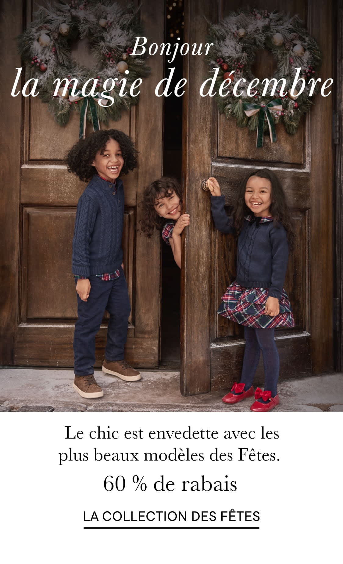 L'image montre trois jeunes femmes vêtues de tenues de fête, debout devant une porte en bois décorée de guirlandes de Noël et d'une pancarte sur laquelle on peut lire « Bonjour, magie de décembre ».