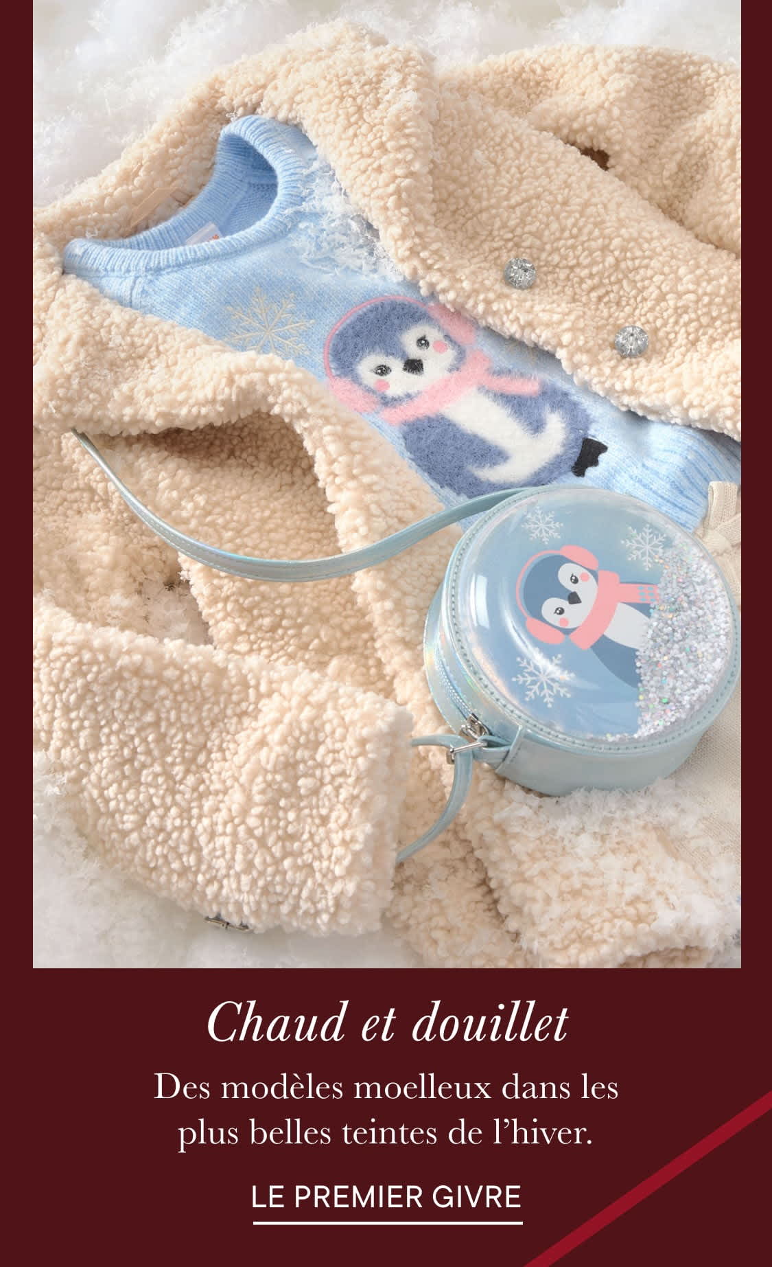 L'image représente une scène hivernale chaleureuse et accueillante, avec une couverture ou un plaid moelleux de couleur beige orné d'un mignon motif de pingouin façon dessin animé, ainsi qu'un récipient ou un plat circulaire assorti, le tout sur un fond doux et texturé.