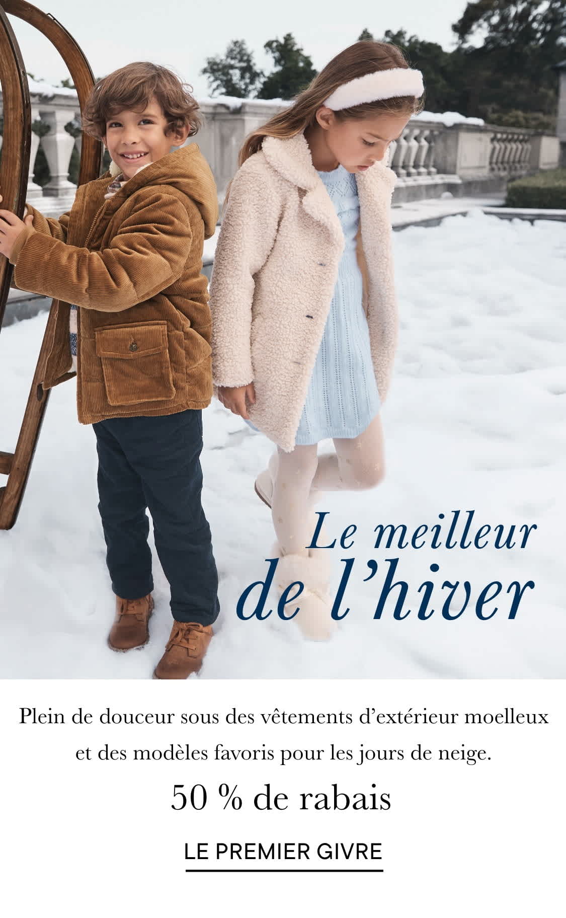 Deux jeunes femmes vêtues de chauds manteaux d'hiver se tiennent devant un paysage extérieur enneigé, avec une arche décorative en arrière-plan.