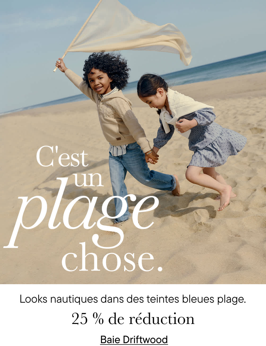 L'image représente un couple marchant sur une plage, avec le texte « C'est un truc de bord de mer » superposé à la scène.