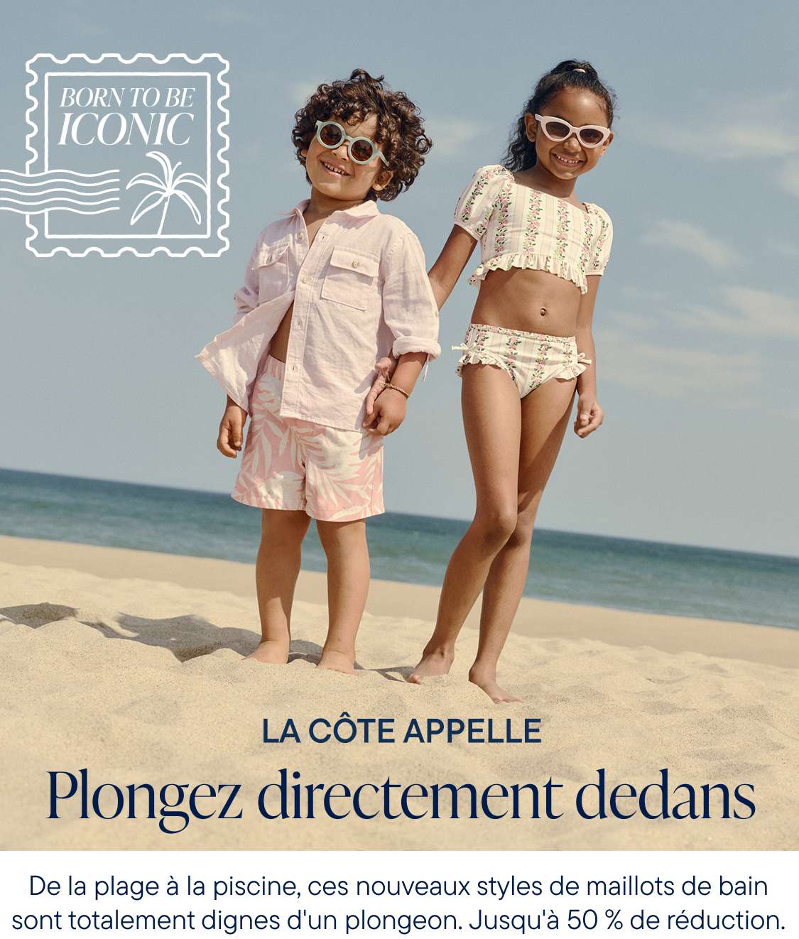 Deux jeunes femmes en tenues de plage élégantes se tiennent sur une plage de sable fin, avec en arrière-plan le logo et le texte d'une destination tropicale.