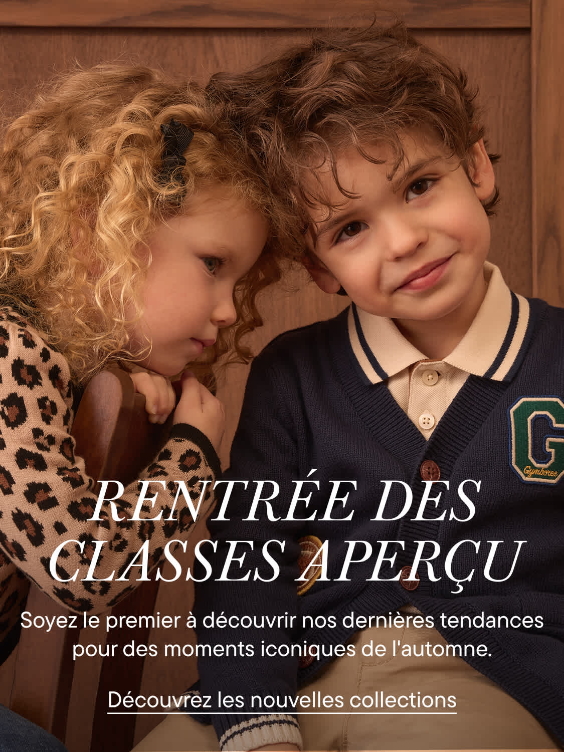 Deux enfants, une fille aux cheveux blonds bouclés et un garçon aux cheveux bruns, figurent au premier plan sur un fond en bois, avec le texte «&nbsp;APERÇU DE LA RENTRÉE SCOLAIRE&nbsp;» superposé.