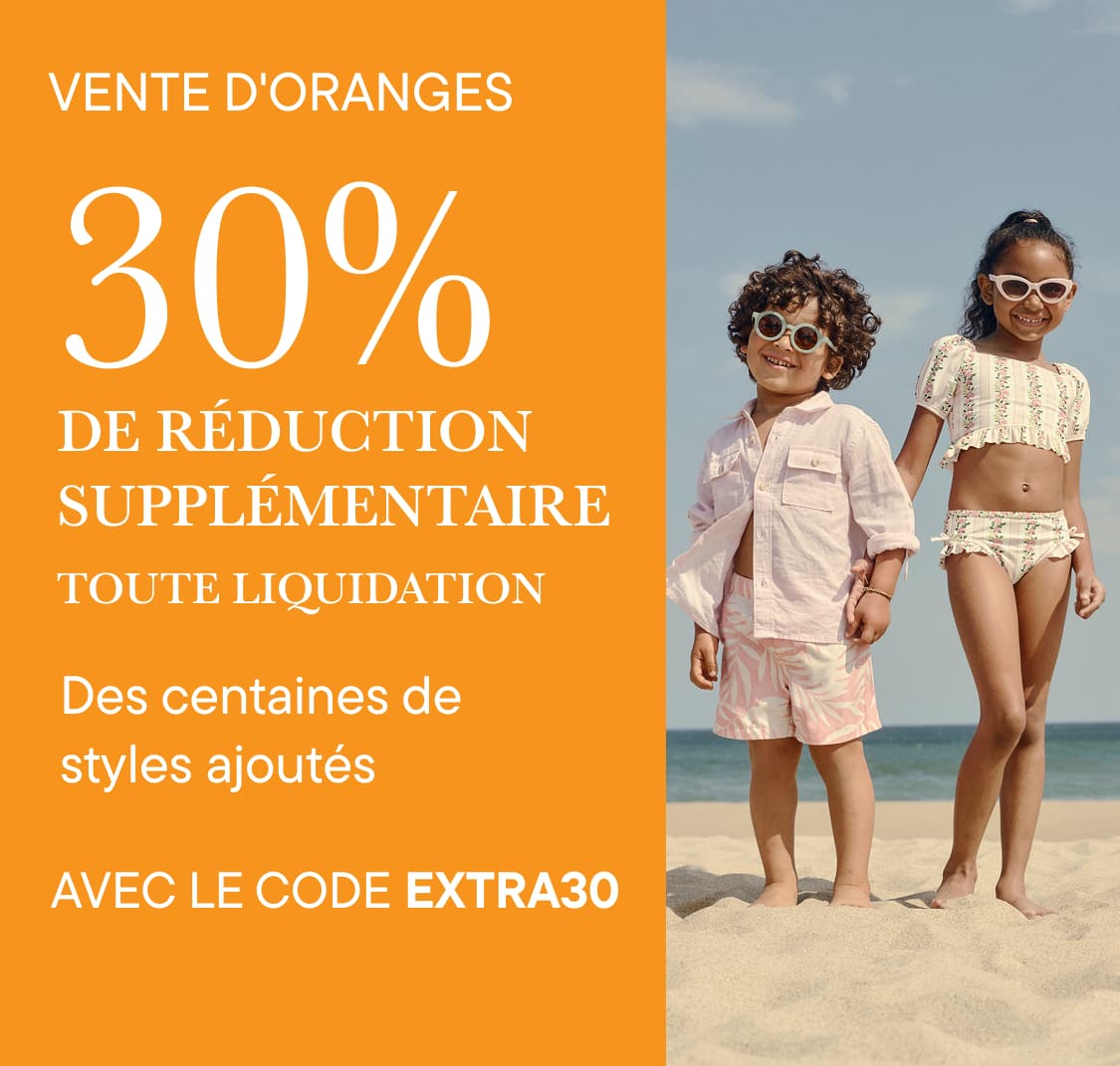 Deux enfants en maillot de bain et lunettes de soleil se tiennent sur une plage, avec une publicité pour des soldes sur leur gauche.