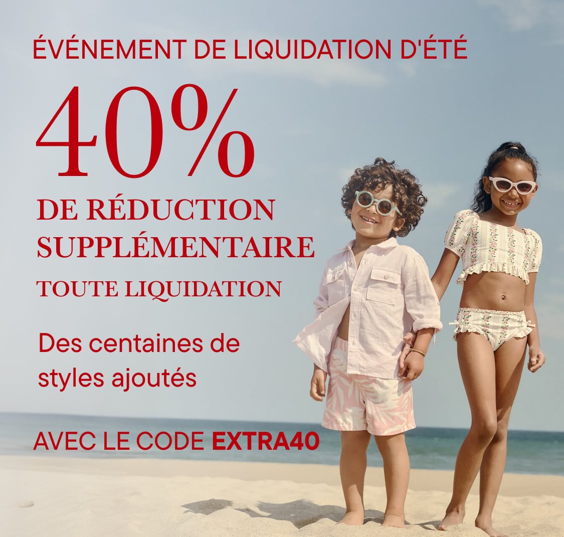 Deux enfants portant des lunettes de soleil se tiennent sur une plage, avec une publicité Liquidation d'été sur leur gauche.