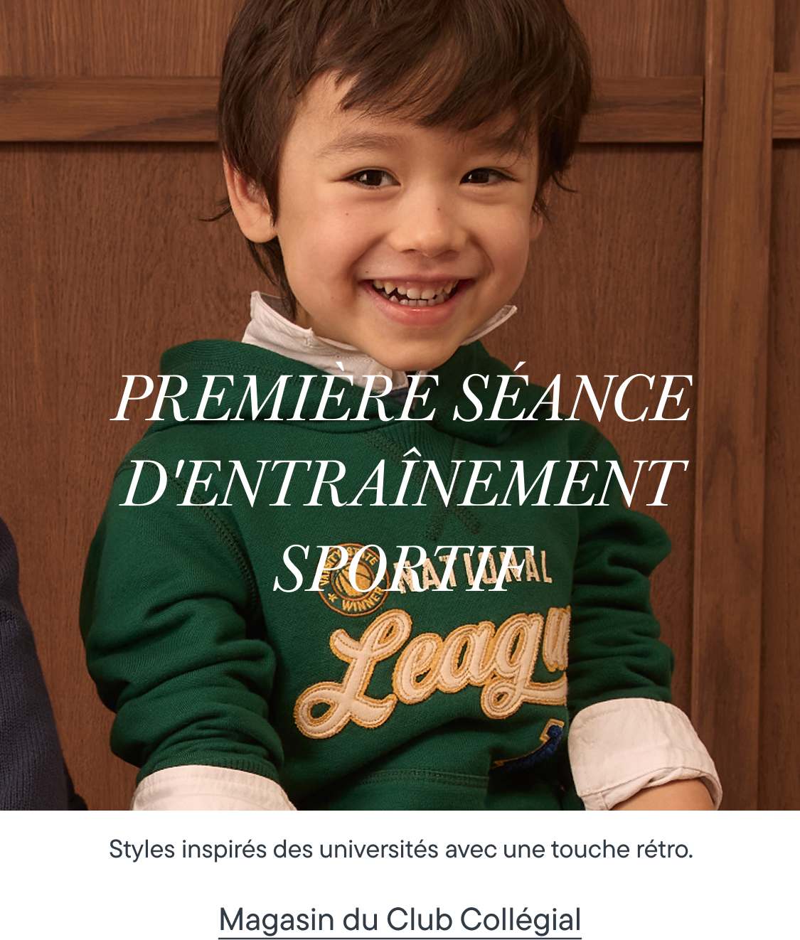 Un jeune garçon souriant, vêtu d'un sweat à capuche vert, se tient au premier plan sur un fond en bois, avec du texte superposé à l'image.