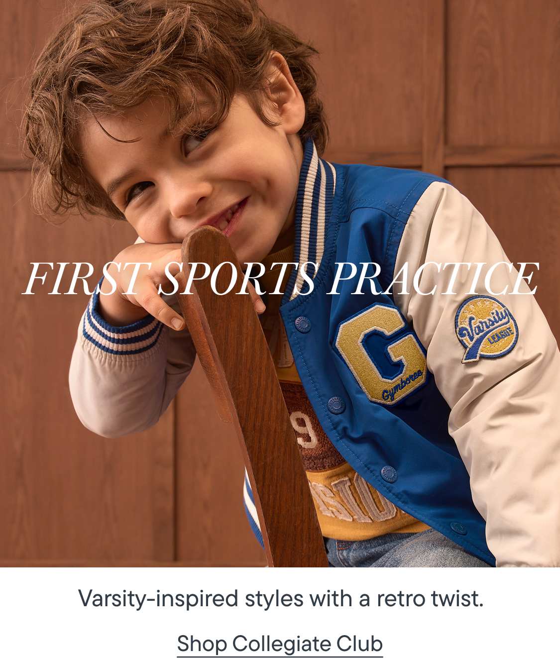 Un niño sonriente con una chaqueta universitaria se apoya en una silla de madera sobre un fondo revestido de paneles de madera, con texto superpuesto a la imagen.