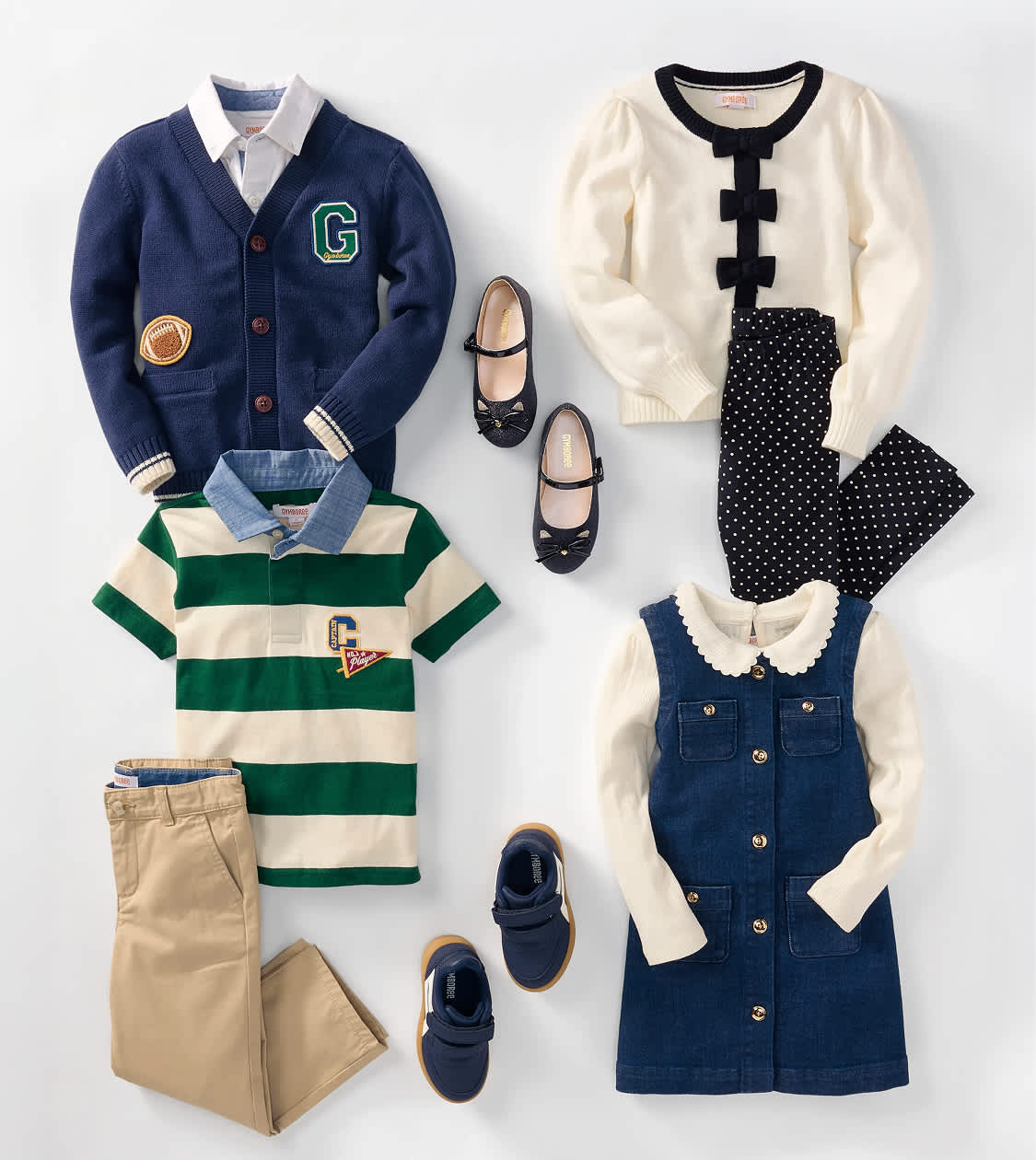 Les vêtements et les chaussures des enfants sont soigneusement disposés sur un fond blanc.