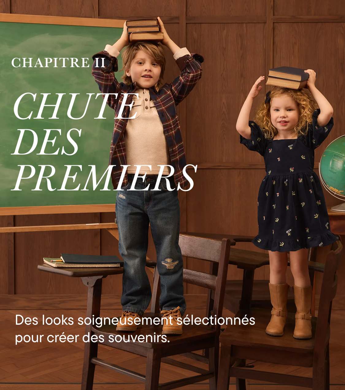 Dans une salle de classe, deux enfants tiennent des livres en équilibre sur leur tête devant un tableau noir et un globe terrestre.