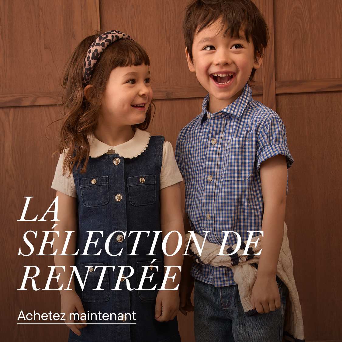Deux enfants souriants, une fille en robe en jean et un garçon en chemise à carreaux, se tiennent devant un fond en bois chaleureux avec le texte «&nbsp;ÉDITION RENTRÉE SCOLAIRE&nbsp;» en surimpression.