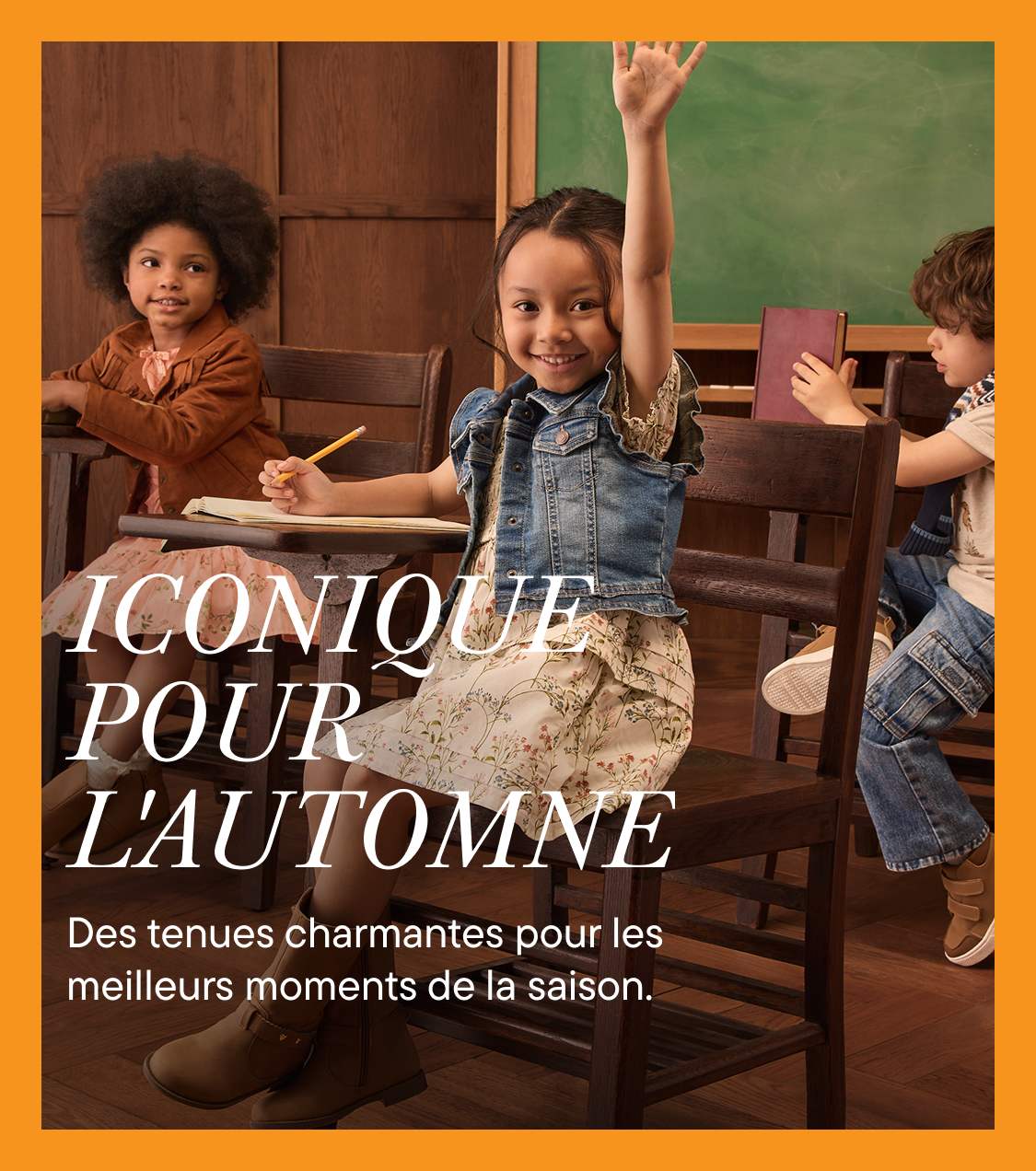 Trois enfants sont assis à des pupitres dans une salle de classe avec un tableau noir en arrière-plan, tandis qu'un texte apparaît en surimpression sur le côté gauche de l'image.