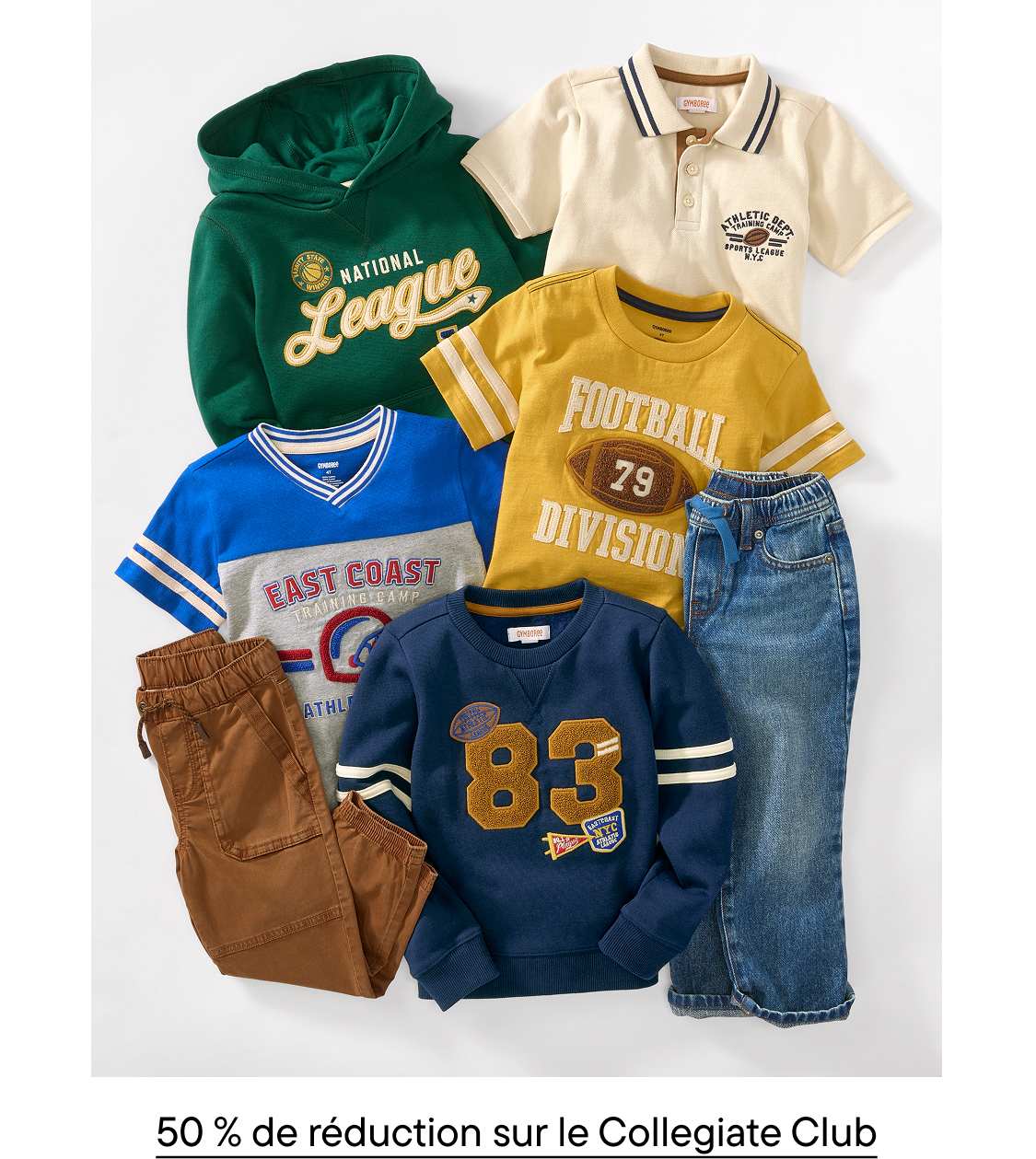 Une collection de vêtements pour enfants de style universitaire, comprenant des sweats à capuche, des t-shirts et des pantalons, est disposée sur un fond blanc uni.