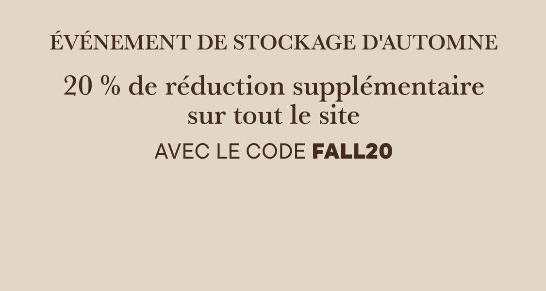 Un texte noir annonçant un « ÉVÉNEMENT DE RÉAPPROVISIONNEMENT D'AUTOMNE » et un code de réduction sont centrés sur un fond beige clair uni.