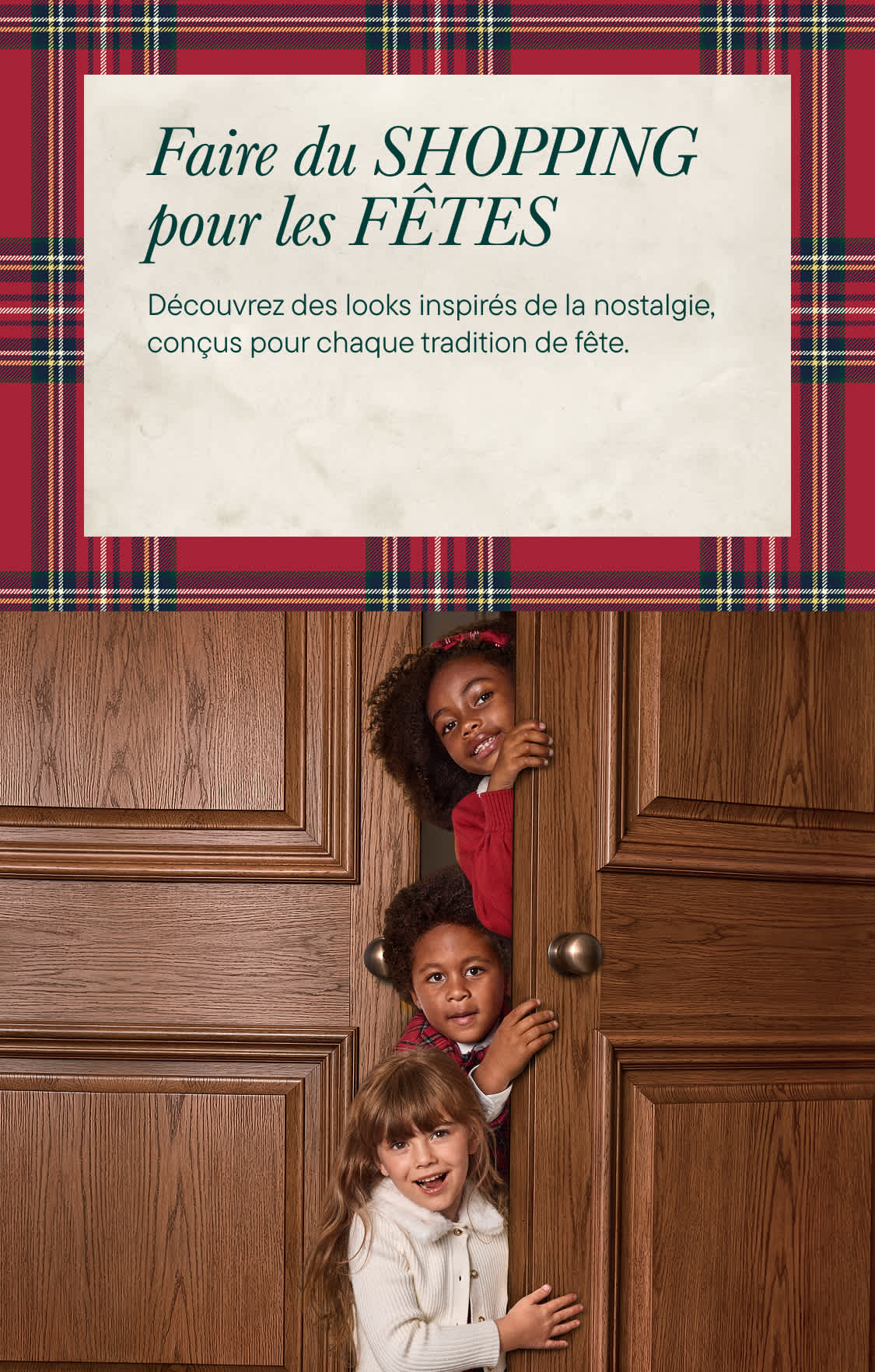 Trois enfants jettent un coup d'œil par une porte en bois entrouverte, à côté d'un fond à carreaux rouges orné d'une publicité pour les achats de Noël.