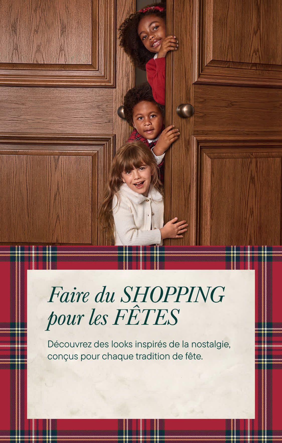 Trois enfants regardent par une porte en bois entrouverte, à côté d'un fond à carreaux rouges orné d'une publicité pour les achats de Noël.
